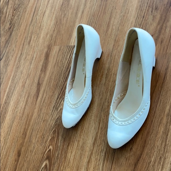 Vintage white heels. Red Cross shoes size 7 - Picture 14 of 16